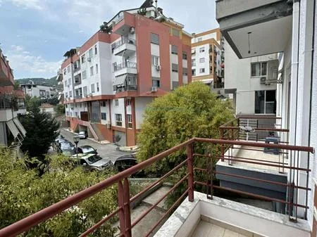 Tirane, jepet me qera apartament 1+1+Ballkon Kati 2, 71 m² 600 € (Liqeni i thate)