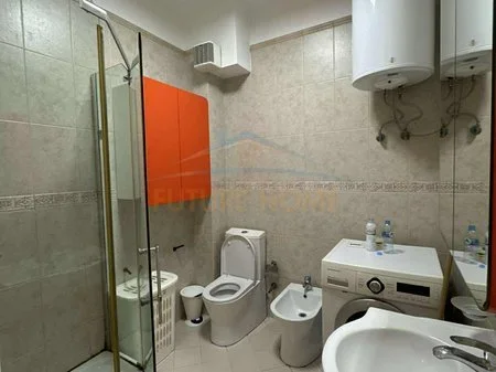 Tirane, jepet me qera apartament 1+1+Ballkon Kati 2, 71 m² 600 € (Liqeni i thate)