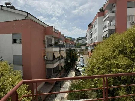 Tirane, jepet me qera apartament 1+1+Ballkon Kati 2, 71 m² 600 € (Liqeni i thate)
