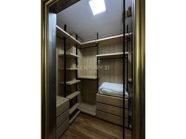 Tirane, shitet apartament 2+1 Kati 11, 138 m² (Bllok)