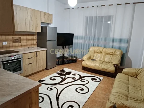 Tirane, jepet me qera apartament 4+1 Kati 3, 136 m² 550 € (Kinostudio)