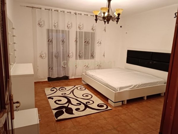Tirane, jepet me qera apartament 4+1 Kati 3, 136 m² 550 € (Kinostudio)
