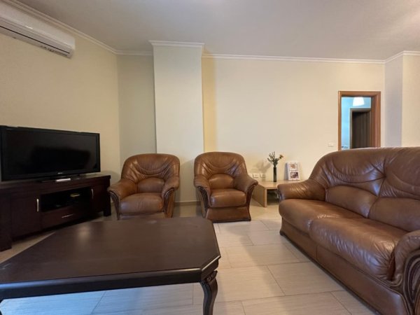 Tirane, jepet me qera apartament 2+1 Kati 2, 100 m² 600 € (Rruga Hoxha Tahsim)