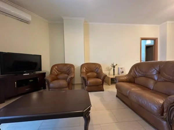 Tirane, jepet me qera apartament 2+1 Kati 2, 100 m² 600 € (Rruga Hoxha Tahsim)
