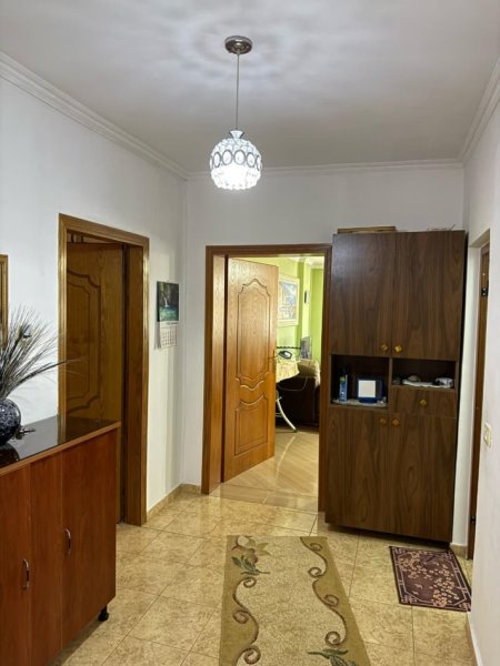 Shitet Apartament 3+1 ne Laprakë, përballë Spitalit Amerikan, Kati 5, 105 m² 135.000 €URO