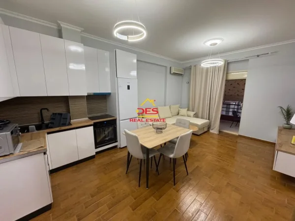 Vlore, jepet me qera apartament 2+1+Ballkon Kati 2, 90 m² 400 € (Rruga Hajredin Haxhiraj)