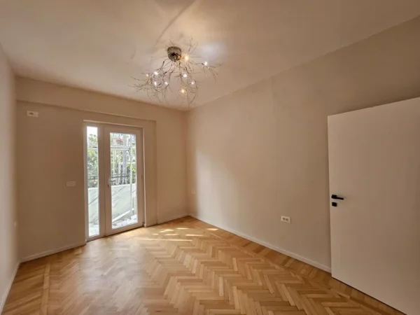 Tirane, jap me qera ambjent biznesi Kati 2, 100 m² 1.000 € 