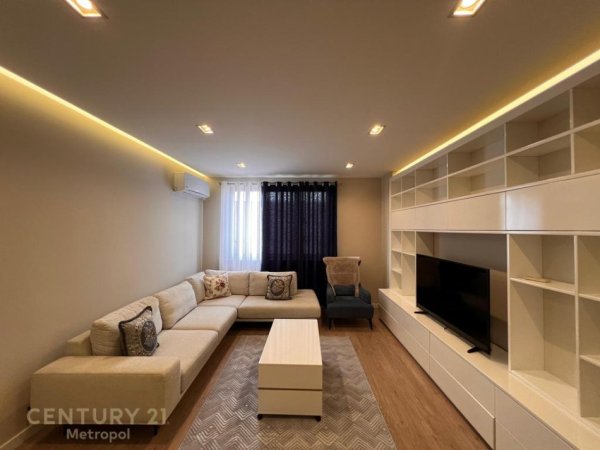 Tirane, jepet me qera apartament 3+1 Kati 7, 130 m² 1.000 € (Hipoteka)