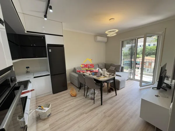 Vlore, jepet me qera apartament 1+1+Ballkon Kati 6, 70 m² 450 € (Rruga Murat Tërbaçi)