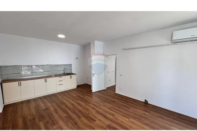 Tirane, jepet me qera zyre , 117 m² 600 € 