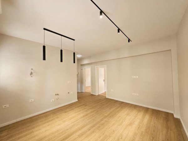 Tirane, jepet me qera zyre Kati 1, 70 m² 1.000 € (9 katshet)