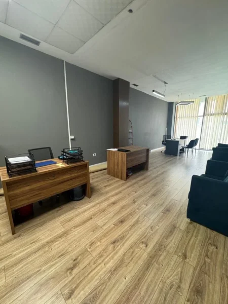 Tirane, jepet me qera ambjent biznesi Kati 1, 60 m² 700 € (Perballe Delijorgjit)
