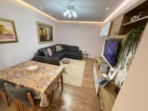 Tirane, jepet me qera apartament 2+1 Kati 3, 700 € 