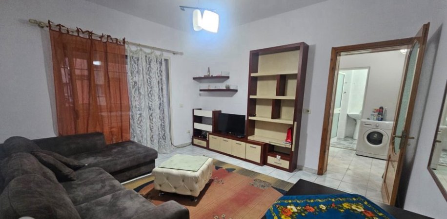 Tirane, jepet me qera apartament 1+1+Ballkon Kati 4, 55 m² 400 € (BRRYL)