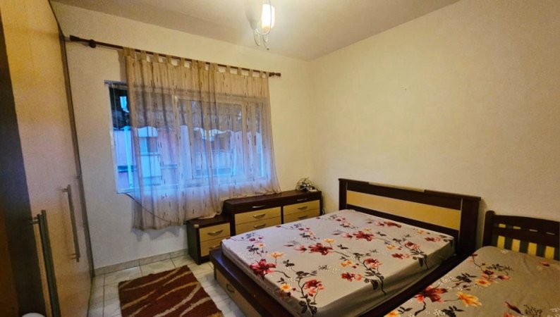 Tirane, jepet me qera apartament 1+1+Ballkon Kati 4, 55 m² 400 € (BRRYL)