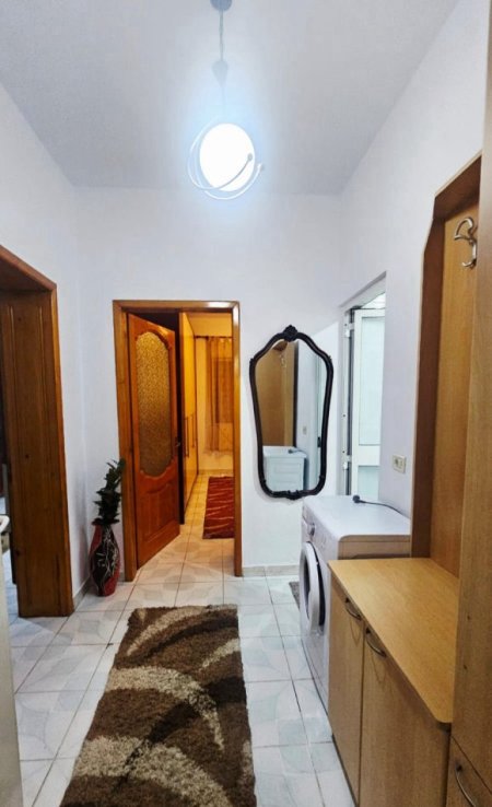 Tirane, jepet me qera apartament 1+1+Ballkon Kati 4, 55 m² 400 € (BRRYL)