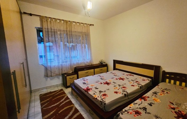 Tirane, jepet me qera apartament 1+1 Kati 4, 55 m² 400 € (Brryli)