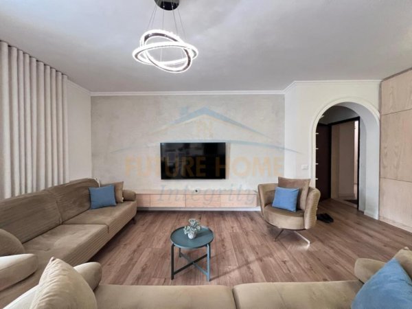 Tirane, jepet me qera apartament 2+1 Kati 2, 124 m² 800 € 