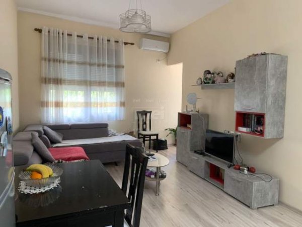 Tirane, jepet me qera apartament 1+1 Kati 2, 68 m² 350 Euro (Brryli)
