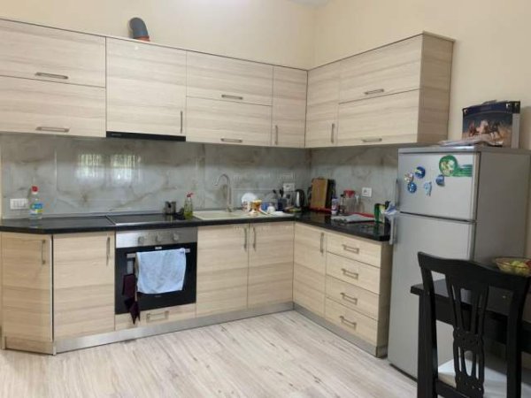 Tirane, jepet me qera apartament 1+1 Kati 2, 68 m² 350 Euro (Brryli)