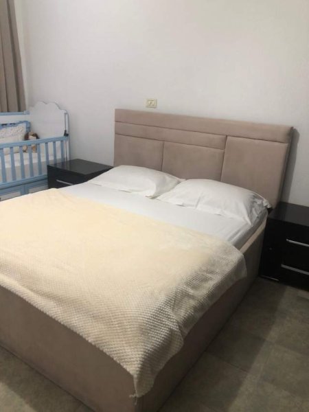 Tirane, jepet me qera apartament 2+1+BLK Kati 1, 90 m² 600 Euro (bardhok biba)