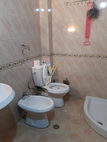 Tirane, shitet Vile 4+1+A+BLK Kati 0, 525 m² 1.200.000 Euro (liqeni thate)