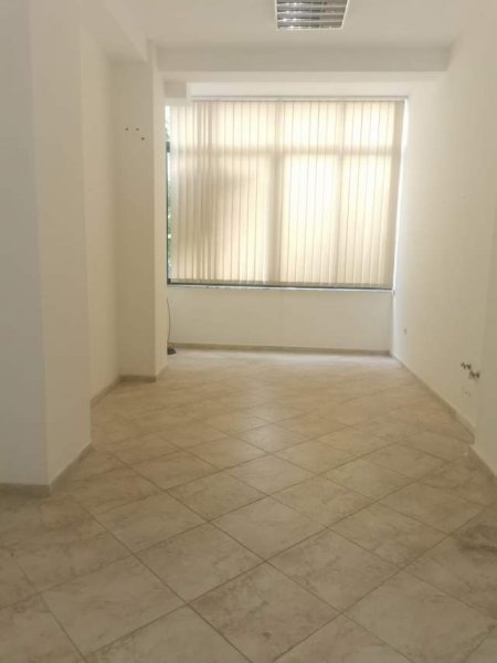 Tirane, jepet me qera dyqan Kati 2, 35 m² 200  (Rruga 21 dhjetori)