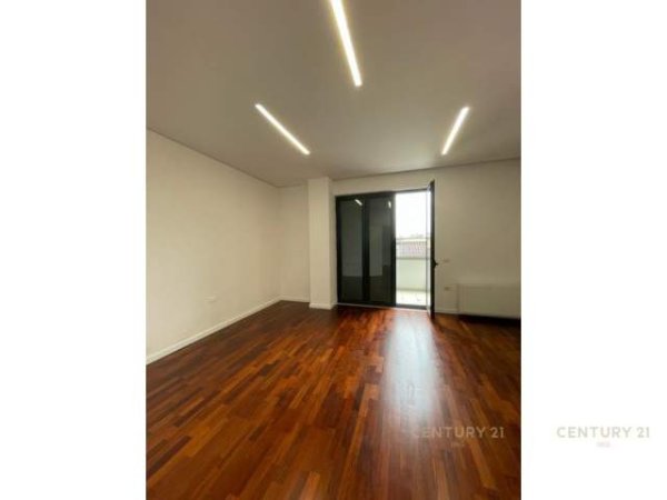 Tirane, shes apartament 391.000 Euro (liceu)