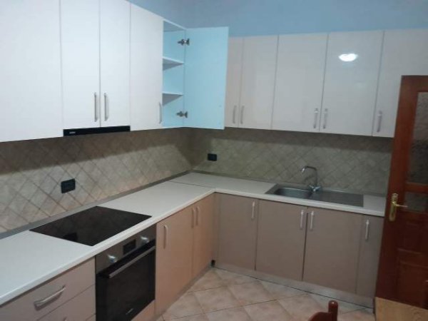 Tirane, jepet me qera kati i dyte i nje vile 2+1+BLK Kati 2, 105 m² 35.000 Leke (Allias)