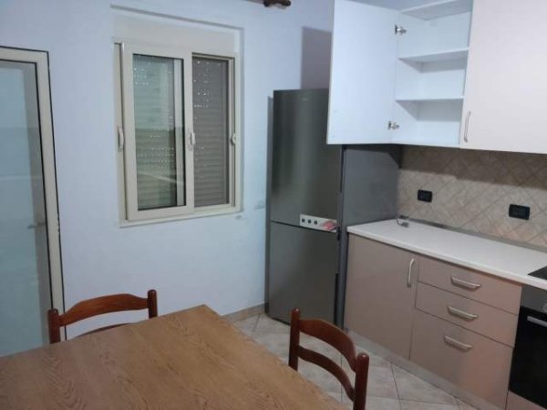 Tirane, jepet me qera kati i dyte i nje vile 2+1+BLK Kati 2, 105 m² 35.000 Leke (Allias)
