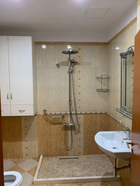 Tirane, jepet me qera apartament 3+1+BLK Kati 9, 138 m² 1.200 Euro (Rruga e Barrikadave)