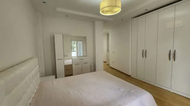 Tirane, jepet me qera apartament 3+1+BLK Kati 2, 1.000 Euro (Qyteti Studenti)