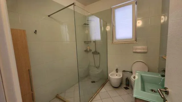 Tirane, jepet me qera apartament 3+1+BLK Kati 2, 1.000 Euro (Qyteti Studenti)