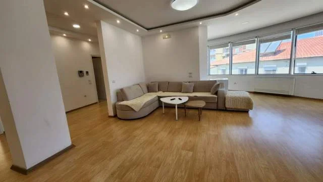 Tirane, jepet me qera apartament 3+1 Kati 4, 1.000 Euro (Qyteti Studenti)