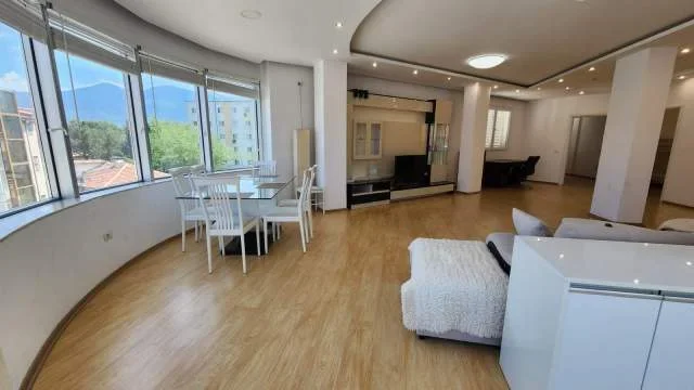 Tirane, jepet me qera apartament 3+1 Kati 4, 1.000 Euro (Qyteti Studenti)