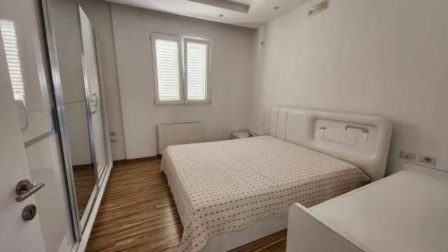 Tirane, jepet me qera apartament 3+1 Kati 4, 1.000 Euro (Qyteti Studenti)
