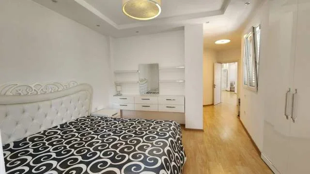 Tirane, jepet me qera apartament 3+1 Kati 4, 1.000 Euro (Qyteti Studenti)
