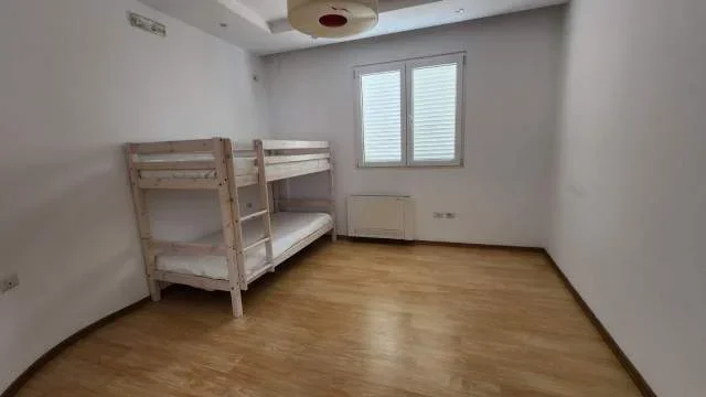 Tirane, jepet me qera apartament 3+1 Kati 4, 1.000 Euro (Qyteti Studenti)