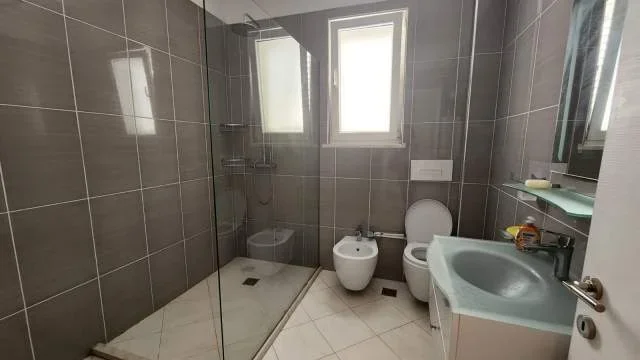 Tirane, jepet me qera apartament 3+1 Kati 4, 1.000 Euro (Qyteti Studenti)