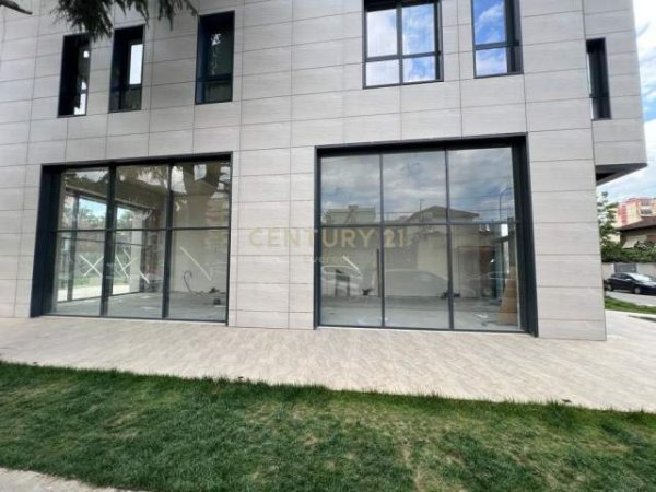 Tirane, Shesim Ambient Komercial Kati 0, 92 m² 330.000 Euro (Shkolla e kuqe, prane Pazarit te Ri.)