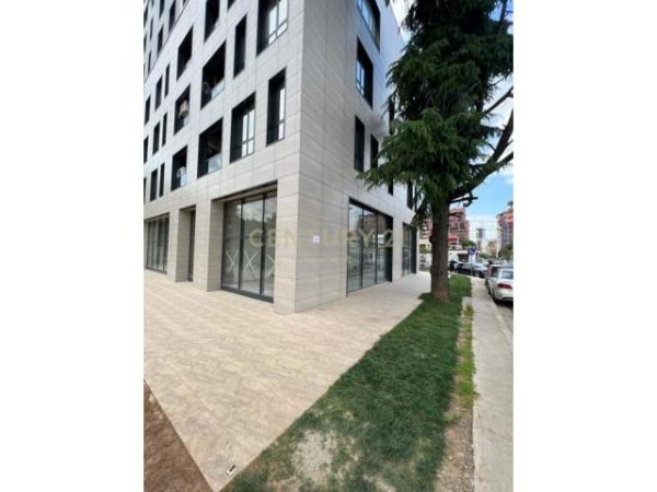 Tirane, Shesim Ambient Komercial Kati 0, 92 m² 330.000 Euro (Shkolla e kuqe, prane Pazarit te Ri.)