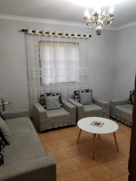 Tirane, jepet me qera shtepi 2+1 Kati 1, 75 m² 40.000 Leke (fusha e aviacionit)