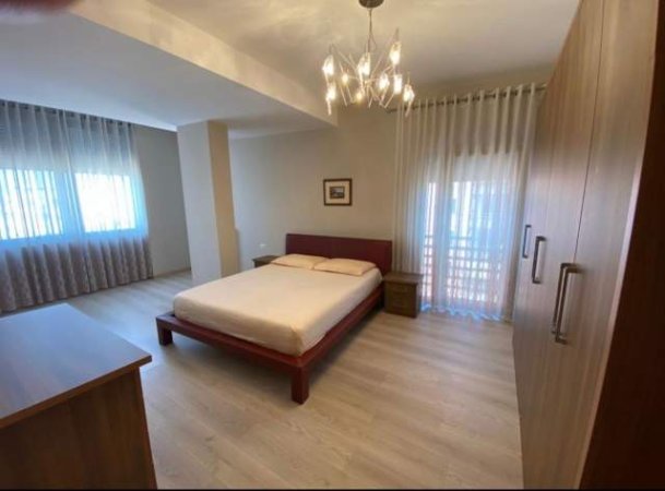 Tirane, jepet me qera apartament 2+1+A Kati 9, 134 m² 1.200 Euro (Rruga E Barrikadave)