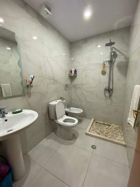 Tirane, jepet me qera apartament 2+1+A Kati 9, 134 m² 1.200 Euro (Rruga E Barrikadave)