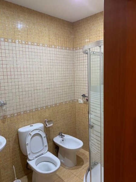 Tirane, jepet me qera apartament 3+1+BLK Kati 9, 138 m² 1.200 Euro (Rruga e Barrikadave)