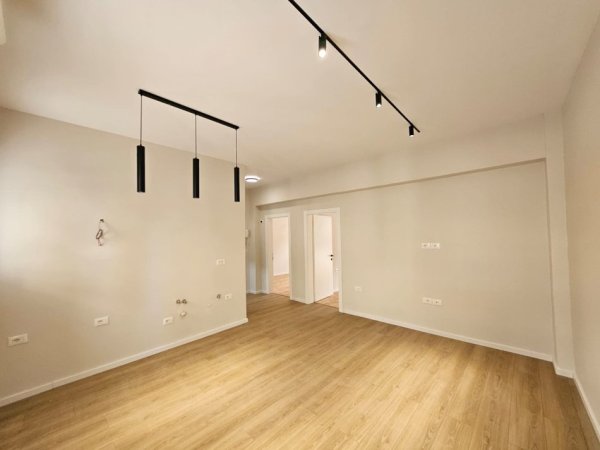 Tirane, jepet me qera ambjent biznesi Kati 1, 70 m² 1.000 € 