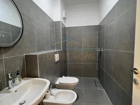 Tirane, shitet apartament 2+1+2+Ballkon Kati 1, 105 m² 195.000 € (Oxhaku)