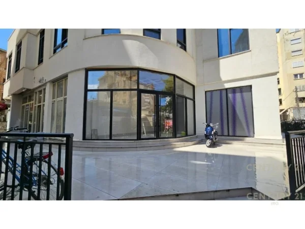 Tirane, jepet me qera dyqan , 27 m² 600 € (Sheshi skenderbej)
