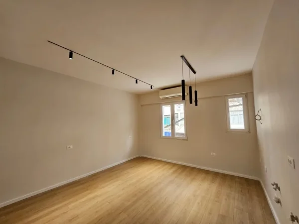 Tirane, jepet me qera zyre Kati 1, 70 m² 850 € (Qender)