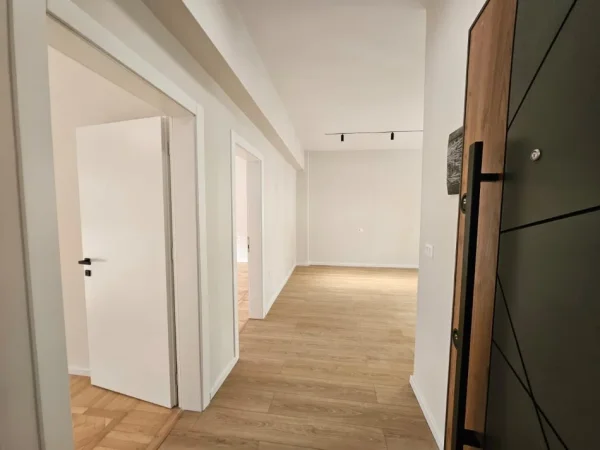 Tirane, jepet me qera zyre Kati 1, 70 m² 850 € (Qender)